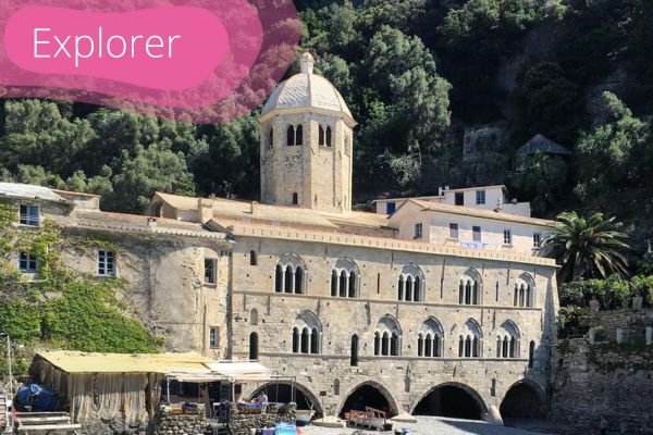 L’abbazia di San Fruttuoso a ridosso del mare a Camogli